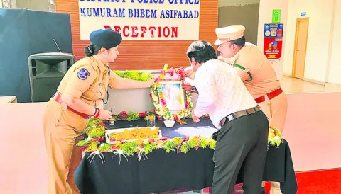 మాజీ మంత్రి వెంకటస్వామికి నివాళి
