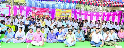 వేతన సవరణ చేసేదాకా పోరాడతాం 