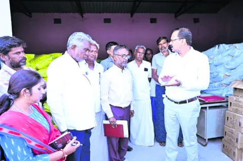 ఎరువుల కొరత లేకుండా చూడాలి 