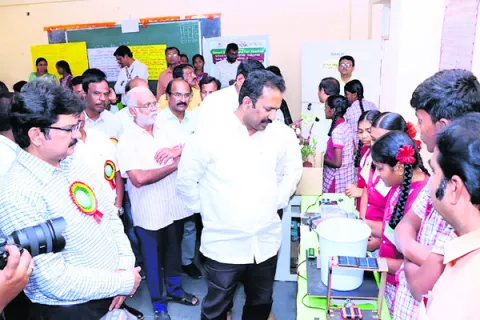 శాసీ్త్రయ దృక్పథం అలవర్చుకోవాలి