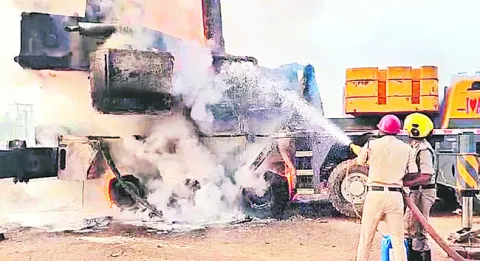 భారీ క్రేన్‌ దగ్ధం–తప్పిన ప్రమాదం 