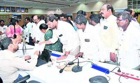 అర్జీలను సత్వరమే పరిష్కరించాలి 