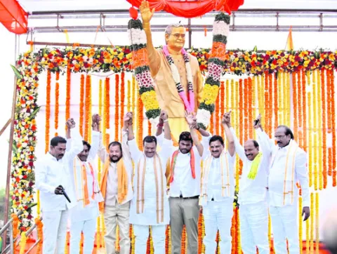 వాజ్‌పేయి విగ్రహం ఆవిష్కరణ 