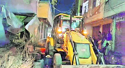 వ్యతిరేక వార్తలు రాసినందుకు షాపు కూల్చివేత