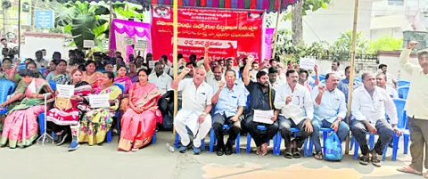 సహకార ఉద్యోగుల ఆందోళన 