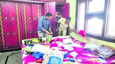 తాళం వేసిన నాలుగిళ్లలో చోరీ 