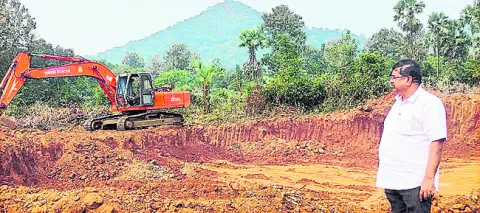 గ్రావెల్‌ అక్రమ తవ్వకాలపై అధికారుల దాడులు 
