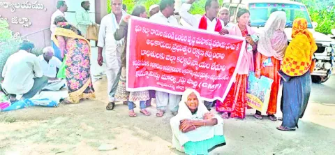 భూమి ఆక్రమిస్తున్నారయ్యా.. 
