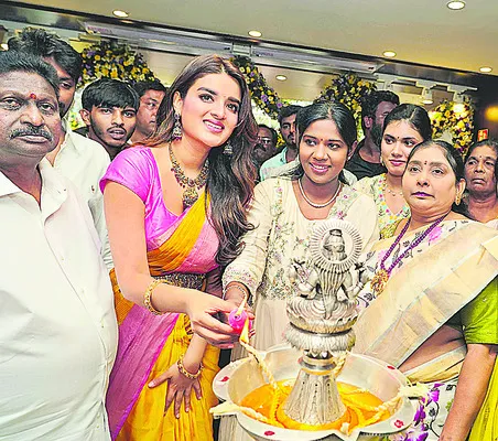 కాకినాడలో సినీ నటి నిధి అగర్వాల్‌ సందడి 