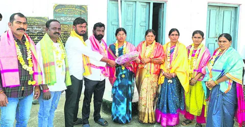 బాధలోనూ..    బాధ్యతలు స్వీకరణ