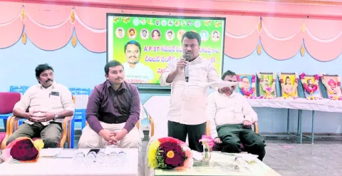 ప్రభుత్వం దృష్టికి గిరిజన ఉద్యోగుల సమస్యలు