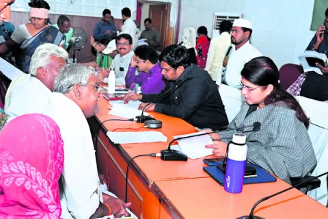 అర్జీల పరిష్కారంలో నిర్లక్ష్యం వీడండి