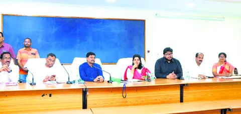 విద్యార్థుల్లో ఆత్మవిశ్వాసాన్ని పెంపొందించాలి