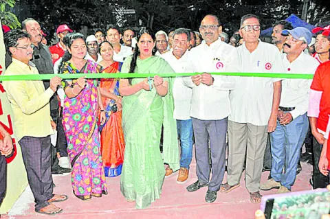 చిన్నారులకు సేవా దృక్పథం అలవాటు చేయాలి