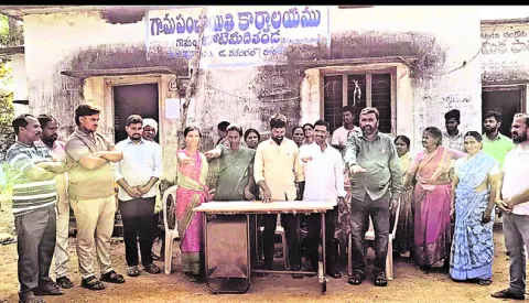 ఒక్కటే జీపీ.. వేర్వేరు చోట్ల ప్రమాణస్వీకారాలు 
