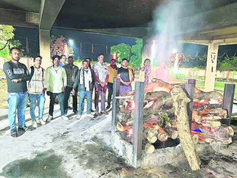 కూలీ మృతదేహానికి అంత్యక్రియలు 