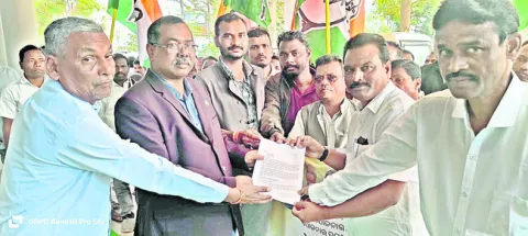 ‘ఉపాధి’ పేరు మార్చడం తగదు 