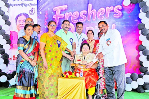 ఆకాశమే హద్దుగా విజయాలు ఉండాలి