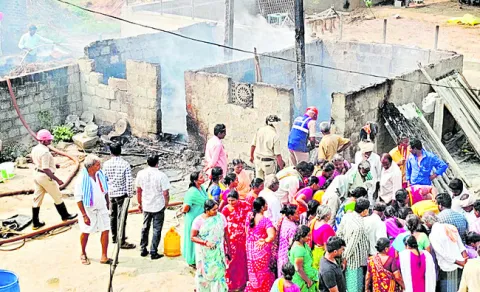 గ్యాస్‌ లీకై  ఇల్లు దగ్ధం 