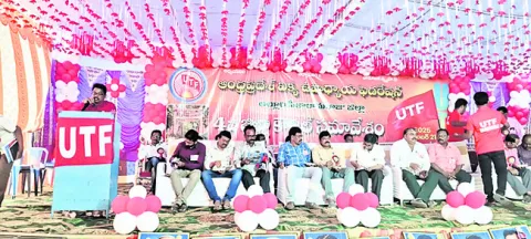 విద్యారంగాన్ని భ్రష్టు పట్టిస్తున్న విద్యాశాఖ 