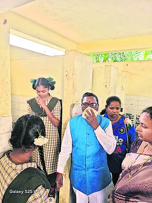 పాఠశాలలో పారిశుధ్య సమస్య పరిష్కరించాలి 