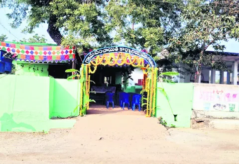 పండుగ వాతావరణంలో...