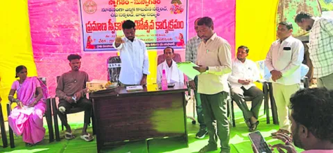 టెంట్ల కిందే ప్రమాణం 