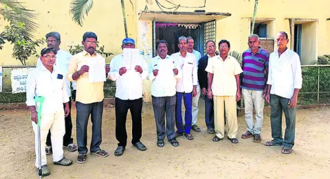 కాల్వ కబ్జా చేస్తుండ్రు