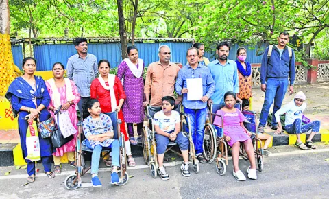 మా పిల్లలను ఆదుకోవాలి 
