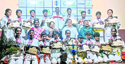 కరాటే చాంపియన్‌షిప్‌లో పతకాలు