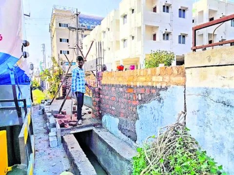 ప్రహరీ కూల్చివేత