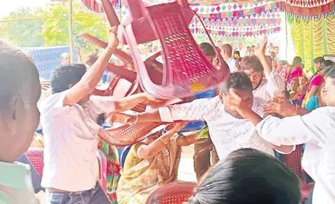 Clash between Congress and BJP in Warangal