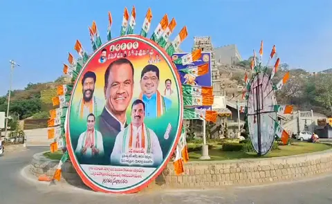 Flexy Issue Bwtween Congress And BRS Leaders At Yadadri