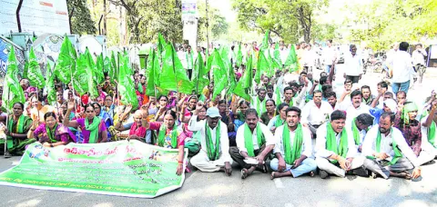 ఆదివాసీల ఆందోళన