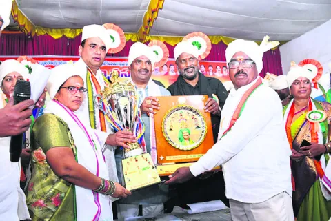 కేసీఆర్‌ బయటకొచ్చారు