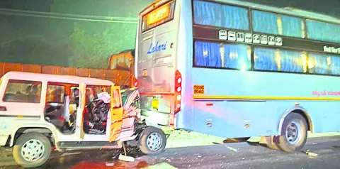బస్సును ఢీకొని బొలెరో డ్రైవర్‌ మృతి