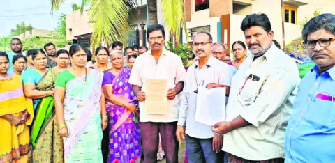 పేదల ఇళ్లు కూల్చివేయడం దుర్మార్గం 