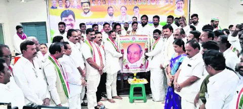 ‘ఉపాధి’ని నిర్వీర్యం చేసే కుట్ర