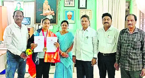 పవర్‌ లిఫ్టింగ్‌ పోటీల్లో గాయిత్రి ప్రతిభ 