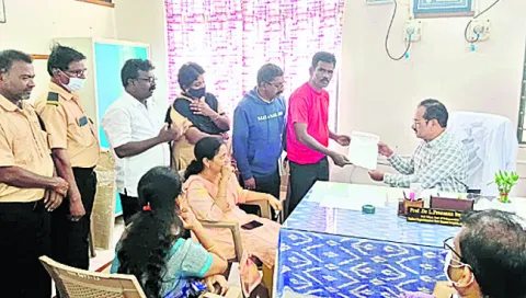 రిమ్స్‌ సెక్యూరిటీ గార్డుల సమ్మె నోటీసు 