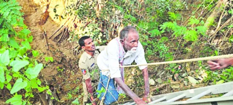 నీళ్లు లేని బావిలో పడిన వృద్ధుడు