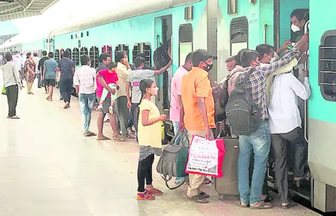 పొగమంచుతో రైళ్ల ఆలస్యం 