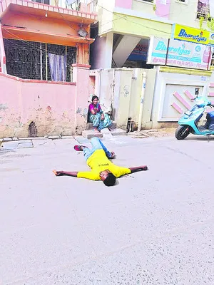 మద్యం మత్తులో రోడ్డున పడి.. 