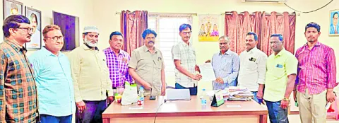 క్రిస్మస్‌ సెలవులు కుదించడం తగదు 