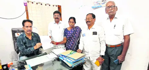 కూతుళ్లు పట్టించుకోవడం లేదని..
