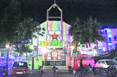 చర్చీల్లో క్రిస్మస్‌ కాంతులు