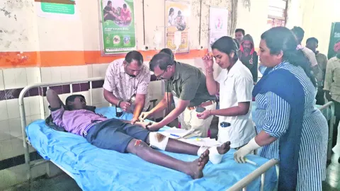 మద్నూర్‌లో స్కూల్‌ ఆటో బోల్తా 