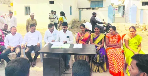 పోలేపల్లిలో కొనసాగుతున్న ’రంగుల రగడ’