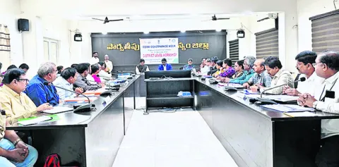 తల్లి వెంటే తనయ... 