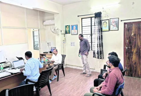 ఆర్టీఏ కార్యాలయంలో ఏసీబీ సోదాలు